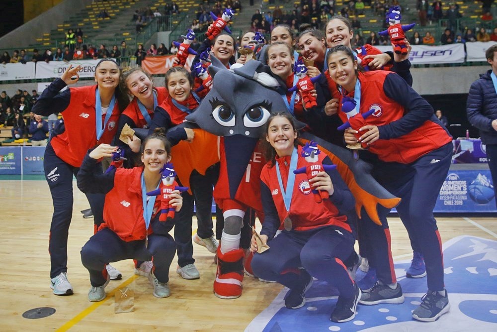 Equipo de basquetbol femenino con Martina, mascota creada por Abundia